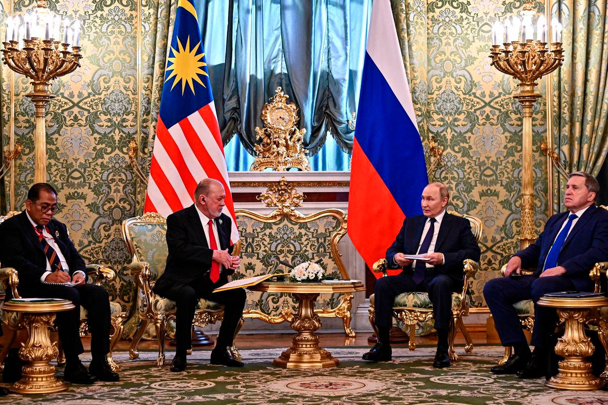 Yang di-Pertuan Agong Sultan Ibrahim berkenan mengadakan pertemuan dengan Presiden Rusia Vladimir Putin pada Majlis Sambutan Negara di Grand Kremlin Palace, semalam - BERNAMA