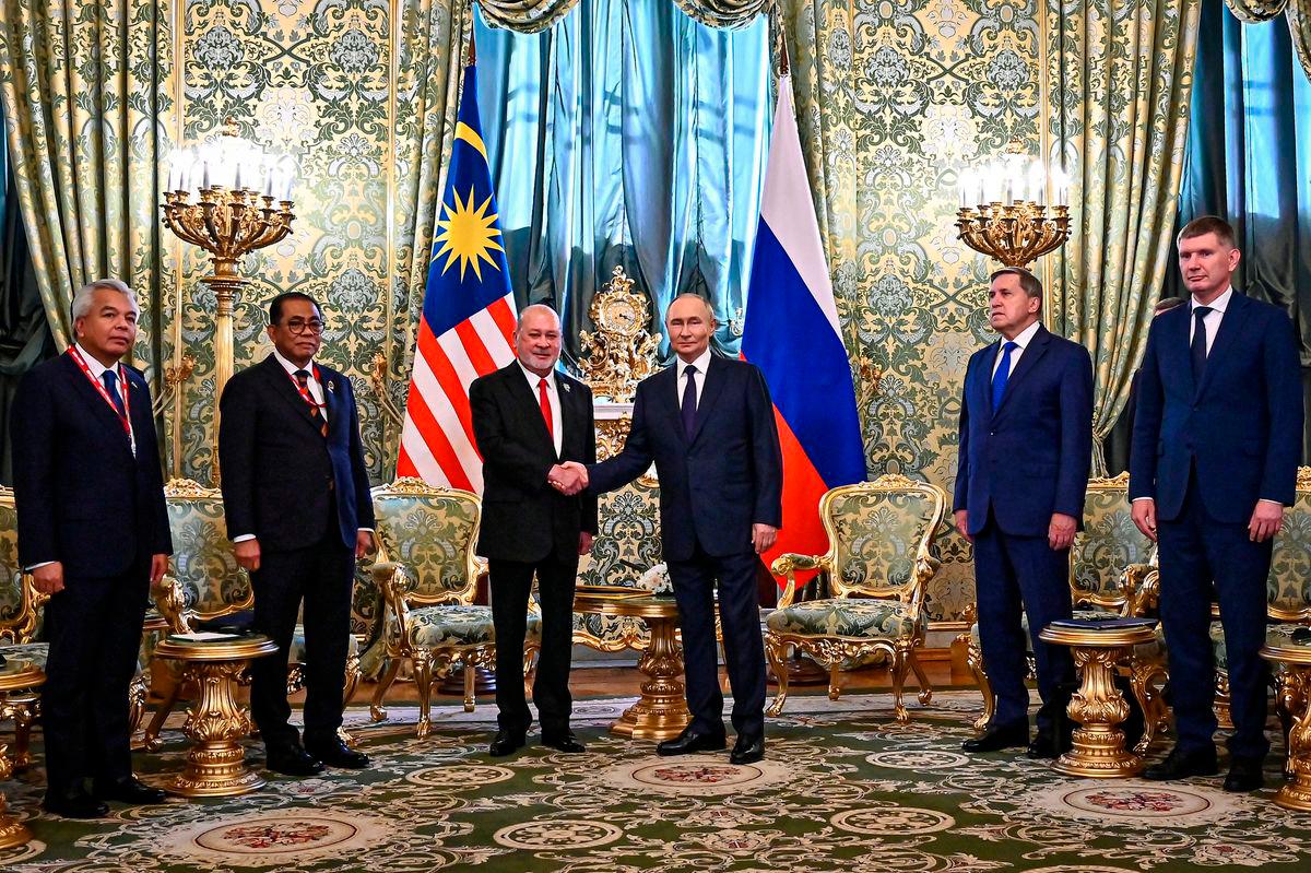 Yang di-Pertuan Agong Sultan Ibrahim berkenan bersalaman dengan Presiden Rusia Vladimir Putin pada Majlis Sambutan Negara di Grand Kremlin Palace, semalam - BERNAMA