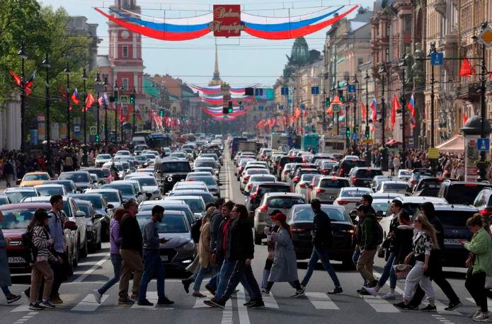 Pedestrians walk across Nevsky Avenue in central Saint Petersburg, Russia May 28, 2022. REUTERSPIX