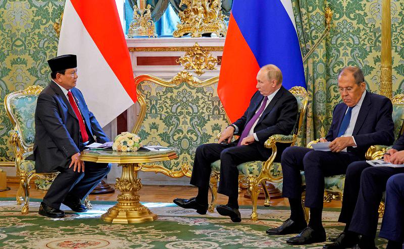 Russia’s President Vladimir Putin (C) meets with Indonesia’s President-elect Prabowo Subianto as Russia’s Foreign Minister Sergei Lavrov (R) takes notes at the Kremlin in Moscow on July 31, 2024. (Photo by Maxim Shemetov / POOL / AFP)