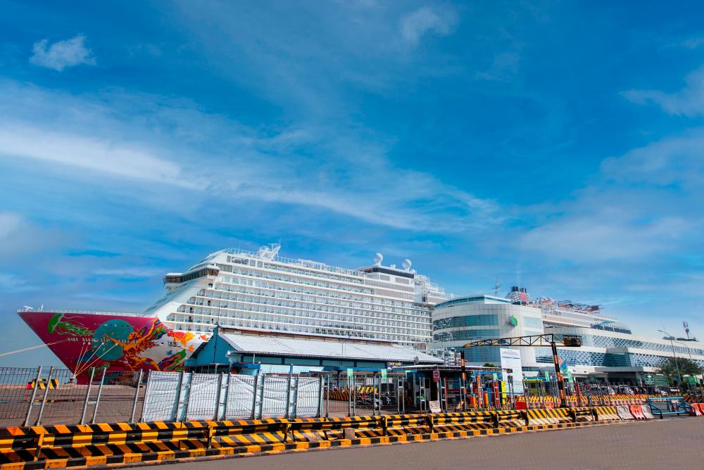 Resorts World Cruises’ Genting Dream at Gapura Surya Nusantara Cruise Terminal