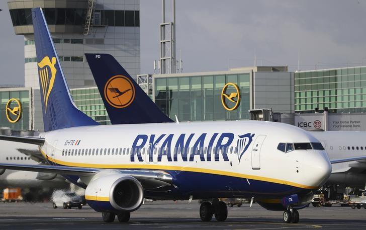 A Ryanair aircraft taxis at Fraport airport in Frankfurt, Germany, November 2, 2016. REUTERS/Kai Pfaffenbach