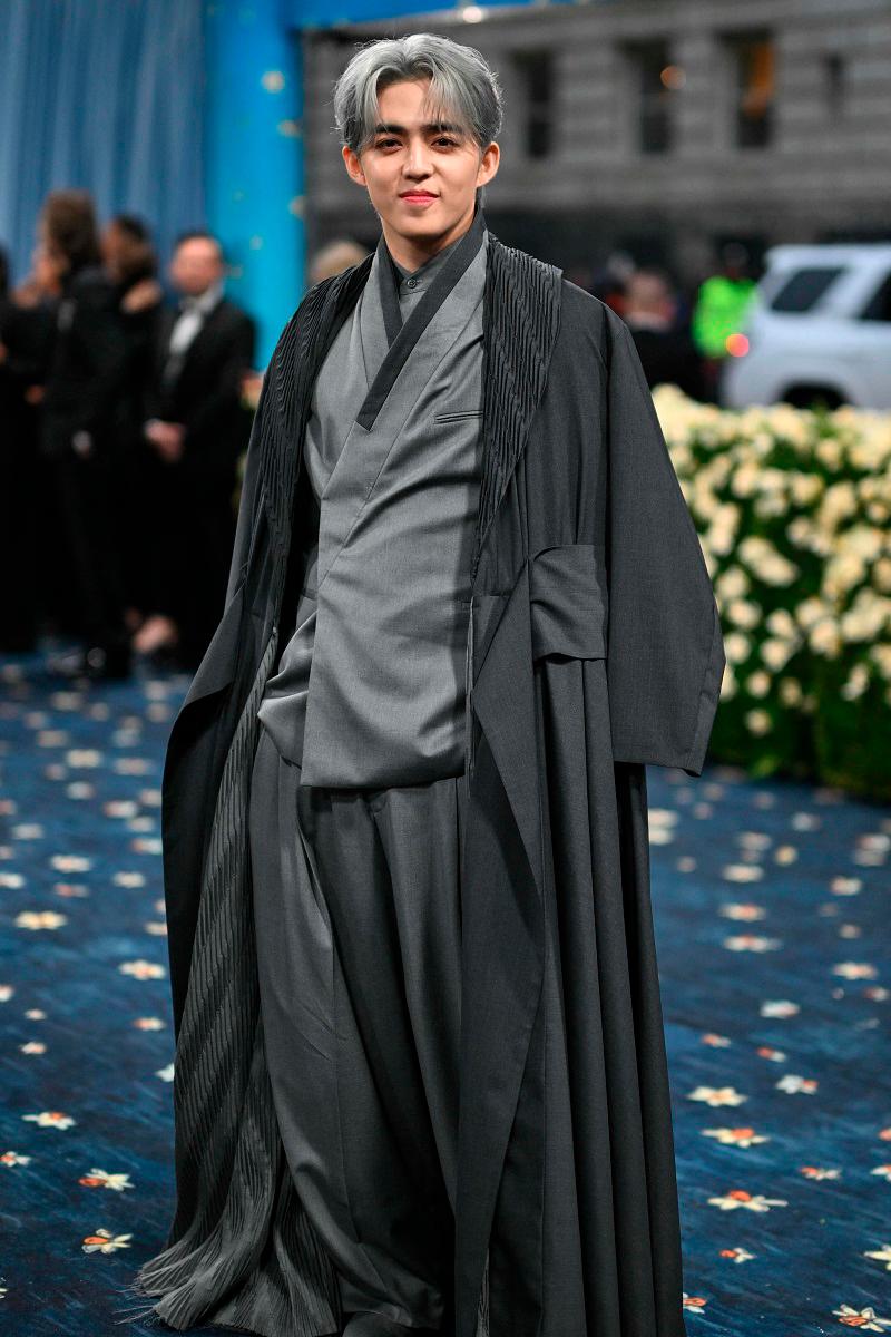 Seventeen’s S. Coups carries the Korean pride in an all-grey custom Boss, inspired by the hanbok. $!Seventeen’s S. Coups carries the Korean pride in an all-grey custom Boss, inspired by the hanbok.