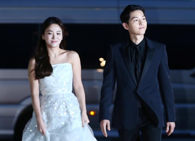 South Korean celebritis Song Joong-ki and Song Hye-kyo arrive at 52nd Baeksang Arts Awards in Seoul, June 3, 2016. REUTERS