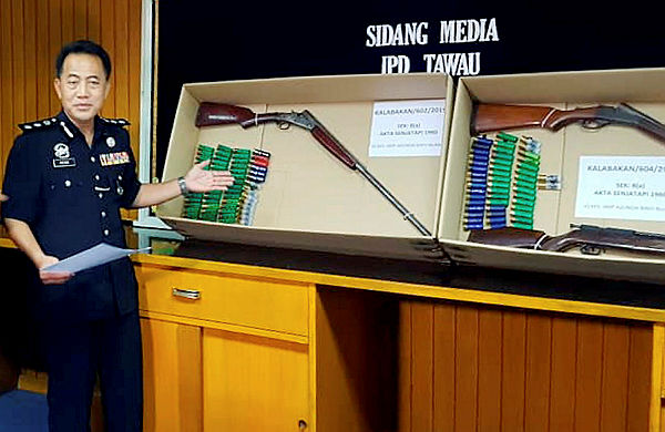 Tawau district police chief, ACP Peter Umbuas shows firearms seized that were believed to be used in the killing of the pygmy elephant, on Oct 2. — BBX-Images