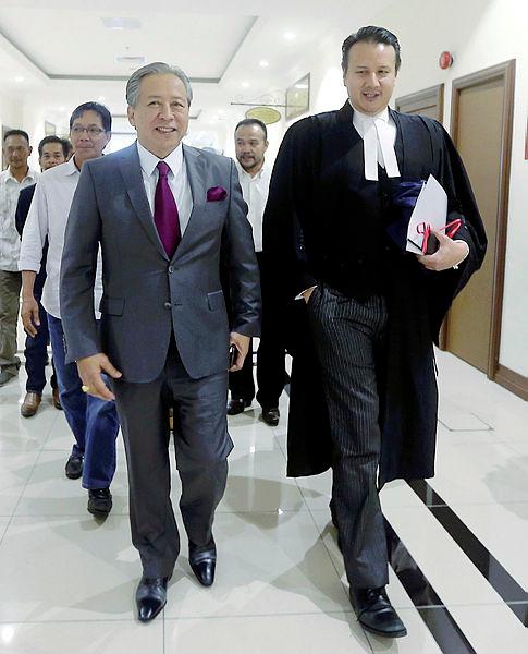 Constitutional and public lawyer Datuk Tengku Fuad Tengku Ahmad (right)