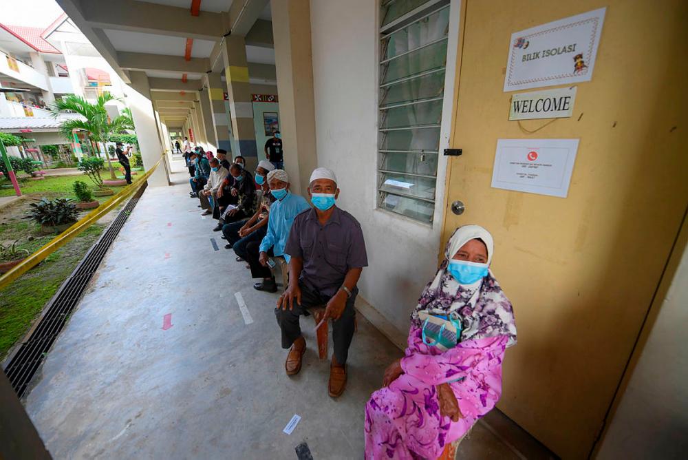 Senior voters are waiting their turn to vote in the 16th Sabah State Election at Sekolah Kebangsaan Serusup today.-Bernama