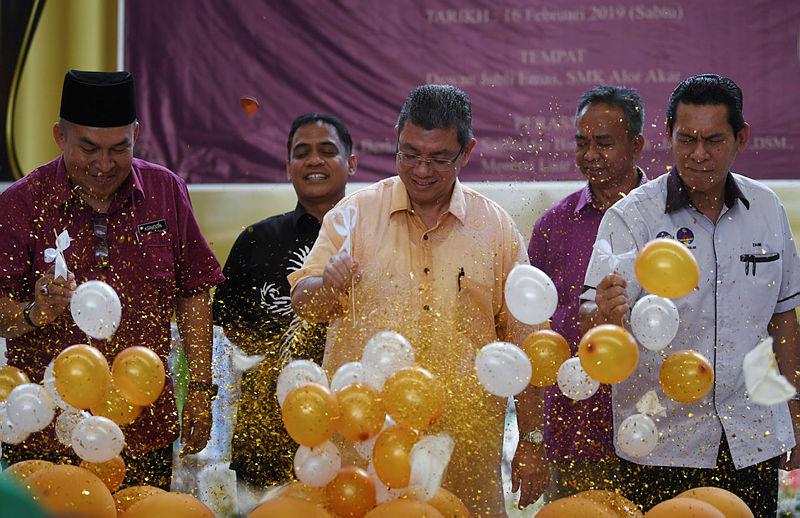 Foreign Minister Datuk Saifuddin Abdullah launches the ‘Lautan Kasih Hamparan Budi’ programme at Sekolah Menengah Kebangsaan (SMK) Alor Akar, on Feb 16, 2019. — Bernama