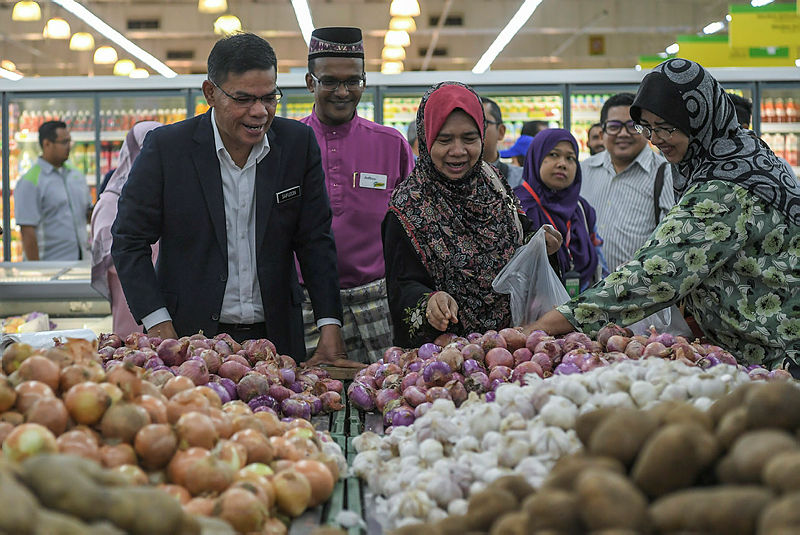 Minister of Domestic Trade and Consumer Affairs Datuk Seri Saifuddin Nasution Ismail (L) speaks to shoppers after the launch of the new look Giant supermarket, in Batu Caves, on May 23, 2019. — Bernama