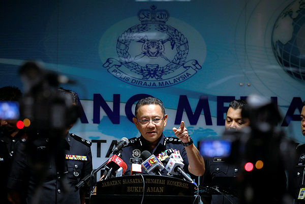 Bukit Aman Commercial Crime Investigation Department acting director Datuk Saiful Azly Kamaruddin (C) speaks at a press conference at the JSJK Headquarters on Jan 18, 2019. — Bernama