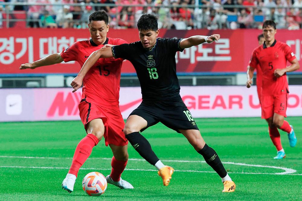 South Korea's Jung Seung-hyun (left) and El Salvador’s Harold Osorio fight for the ball during their international friendly match. – AFPPIX