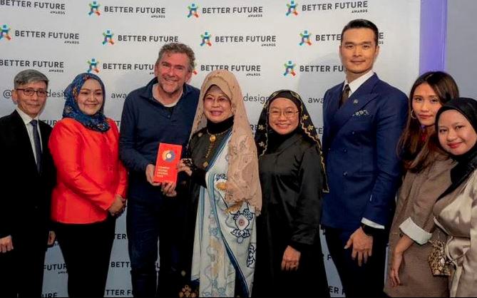 State minister Datuk Seri Fatimah Abdullah (centre) receiving the award from Better Future founder Mark Bergin in London. - Social media