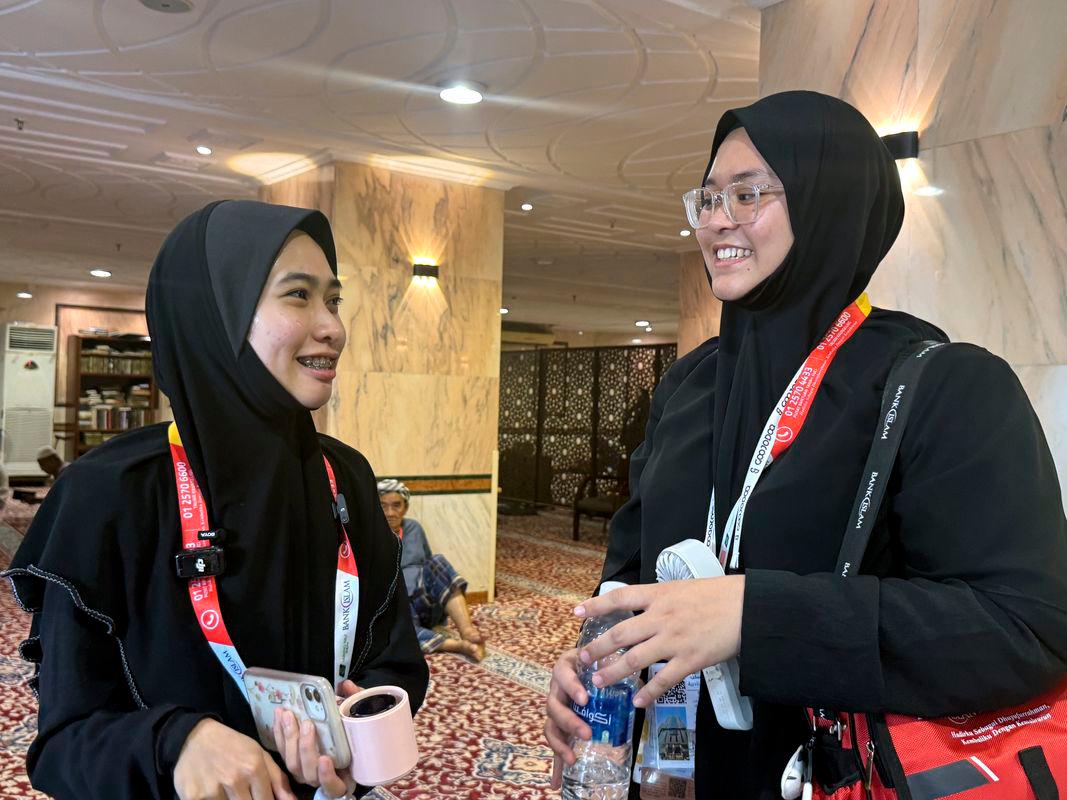 Nur Fasihah Athirah Abdul Halim (left) - Bernamapix
