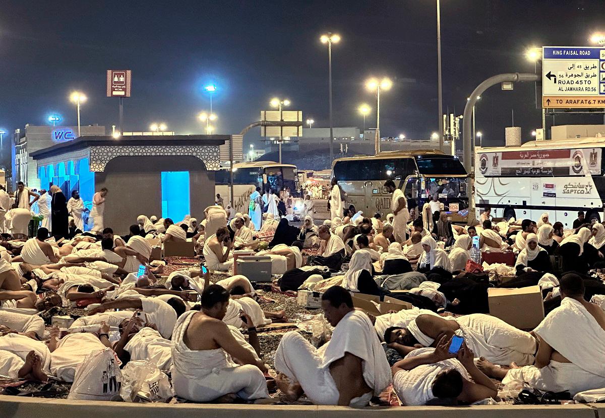 Jemaah haji Malaysia bergerak ke Muzdalifah dari Arafah selepas selesai melakukan ibadah wukuf pada Selasa dan mereka kini sudah berada di Mina. - Bernama