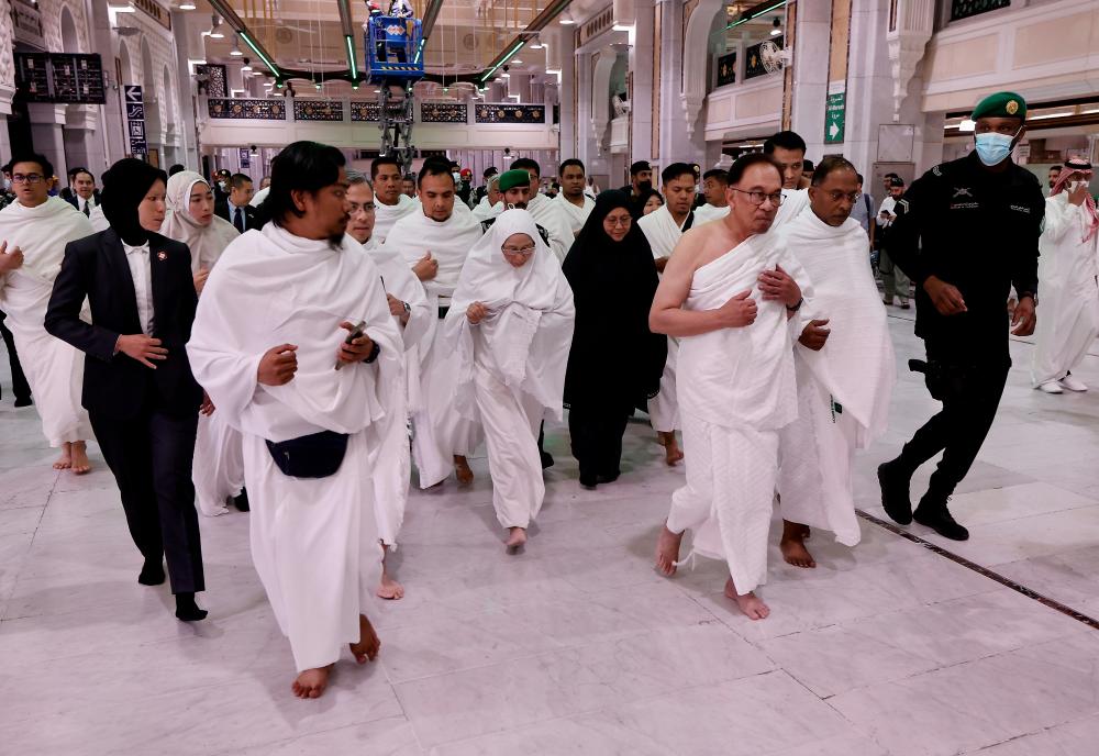 Prime Minister Datuk Seri Anwar Ibrahim and wife Datuk Seri Dr Wan Azizah Wan Ismail performing umrah (minor haj) in the Holy Land of Mekah yesterday/BERNAMAPIX