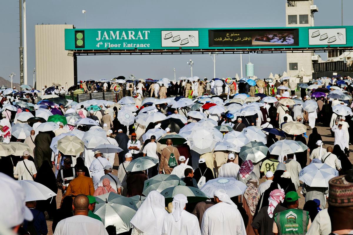 Jemaah haji berjalan menuju Jamrah untuk melaksanakan ibadah melontar dalam cuaca panas di Mina, Sabtu. fotoBERNAMA