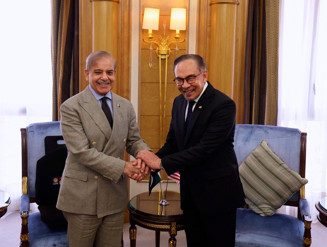 Pakistan Prime Minister Muhammad Shehbaz Sharif and Prime Minister Datuk Seri Anwar Ibrahim - Photo by BERNAMA