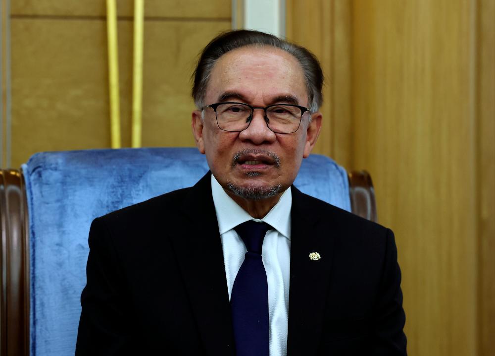 Prime Minister Datuk Seri Anwar Ibrahim at a media conference with Malaysian journalists after attending the World Economic Forum (WEF) Special Meeting, Monday -BERNAMAPIX