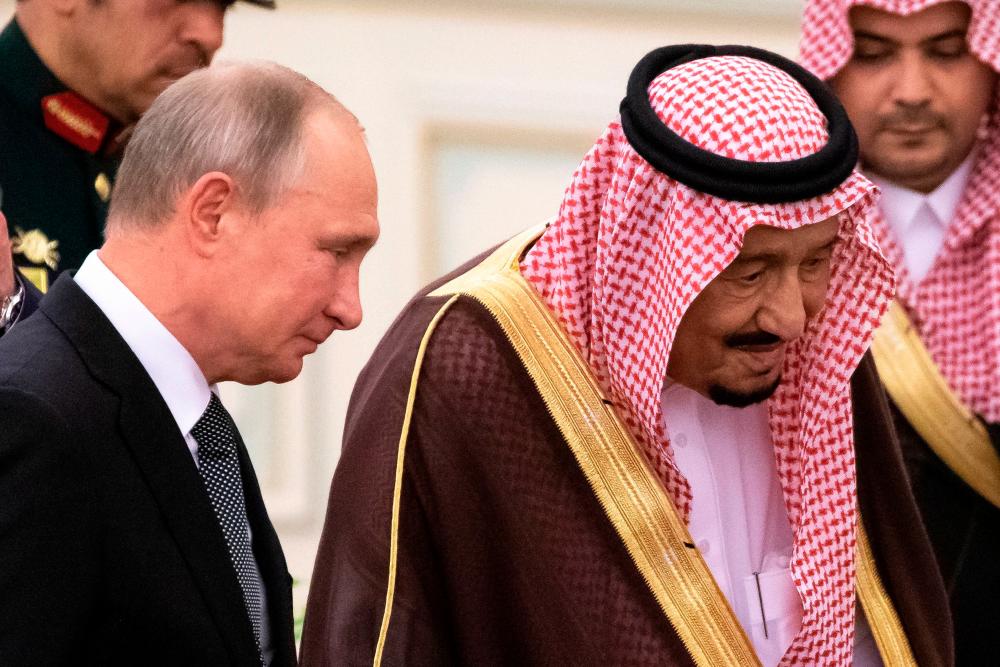 Russian President Vladimir Putin (left) and Saudi Arabia's King Salman attend the official welcome ceremony in Riyadh, Saudi Arabia, on October 14, 2019. -AFPPIX