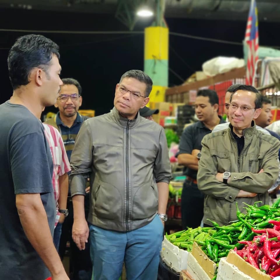 Datuk Seri Saifuddin Nasution Ismail (center) at the wholesale market in Selangor earlier today. - Pix courtesy of Datuk Seri Saifuddins’s Facebook.