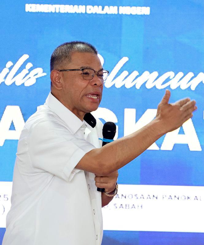 Menteri Dalam Negeri Datuk Seri Saifuddin Nasution Ismail berucap pada Majlis Peluncuran Kampung Angkat MADANI Kementerian Dalam Negeri di Kampung Pangkalan Abai hari ini. - fotoBERNAMA