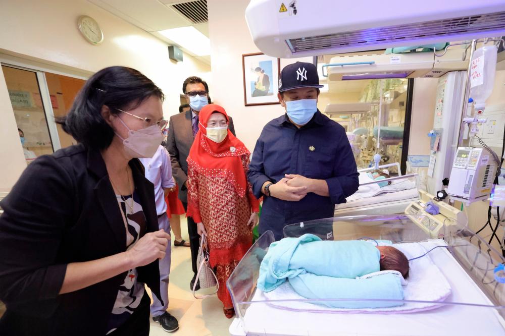 KOTA KINABALU, Feb 7 -- Deputy Health Minister Lukanisman Awang Sauni (right) accompanied by Sabah State Health Director Datuk Dr. Rose Nani Mudin (second right) during a visit to the Sabah Women’s and Children’s Hospital in Likas today. BERNAMAPIX