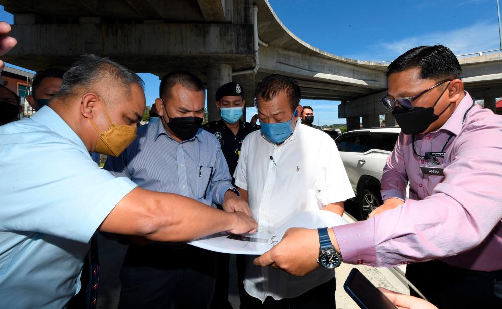 KOTA KINABALU, 8 August -- Deputy Chief Minister Datuk Seri Bung Moktar Radin (second, right) was briefed when visiting the Jalan Lintas flyover, Luyang today. BERNAMAPIX