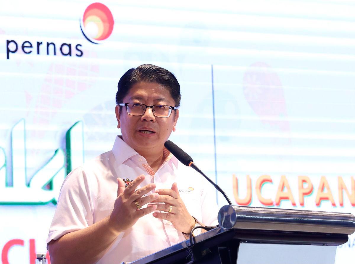 Menteri Pembangunan Usahawan Dan Koperasi Datuk Ewon Benedick menyampaikan sijil penyertaan kepada peserta program Halal Francise Conference di Meridien Hotel hari ini. - BERNAMA