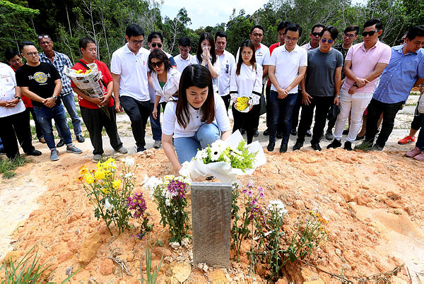 Newly-elected Sandakan MP Vivian Wong Shir Yee placed a bouquet of flowers at the grave of her late father Datuk Stephen Wong Tien Fatt, at the Sandakan Christian Cemetery. — Bernama