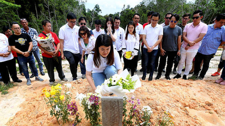Newly-elected Sandakan MP Vivian Wong Shir Yee placed a bouquet of flowers at the grave of her late father Datuk Stephen Wong Tien Fatt, at the Sandakan Christian Cemetery on May 12, 2019. — Bernama