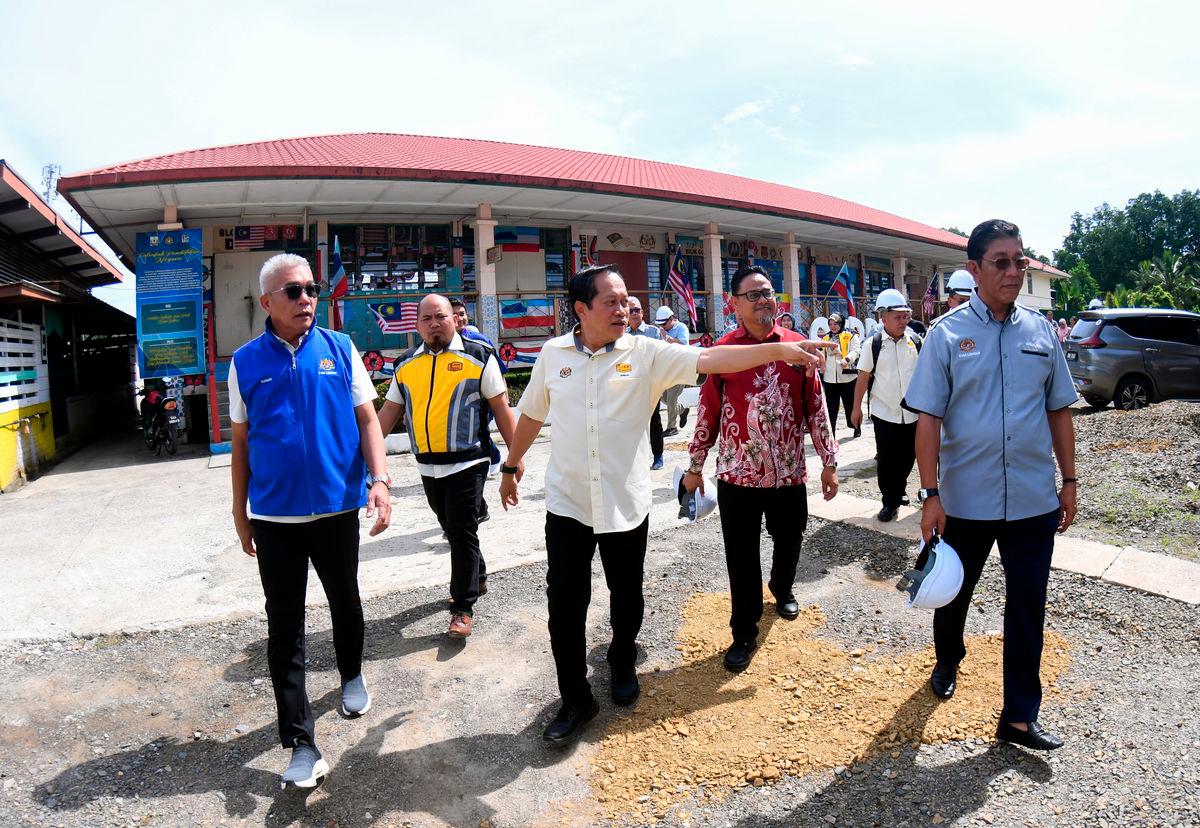 Timbalan Menteri Kerja Raya Datuk Seri Ahmad Maslan (tengah) sewaktu meninjau pelaksanaan projek pembinaan semula sekolah daif iaitu Sekolah Kebangsaan Batu Putih Baru hari ini. Turut hadir Ahli Parlimen Libaran Datuk Suhaimi Nasir (kiri)- fotoBERNAMA