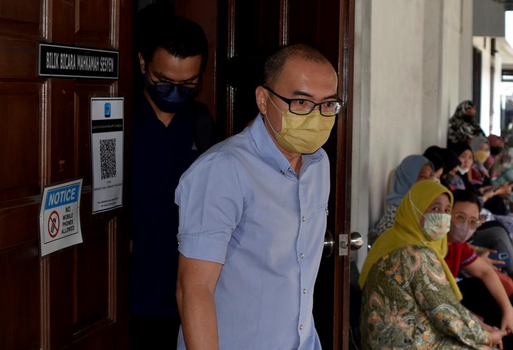 TAWAU, 23 Jun -- Sebuah syarikat dan pengarahnya hari ini masing-masing didenda RM8,000 oleh Mahkamah Sesyen di sini, kerana menjual walkie-talkie tidak diperakui Suruhanjaya Komunikasi dan Multimedia Malaysia (MCMC). fotoBERNAMA