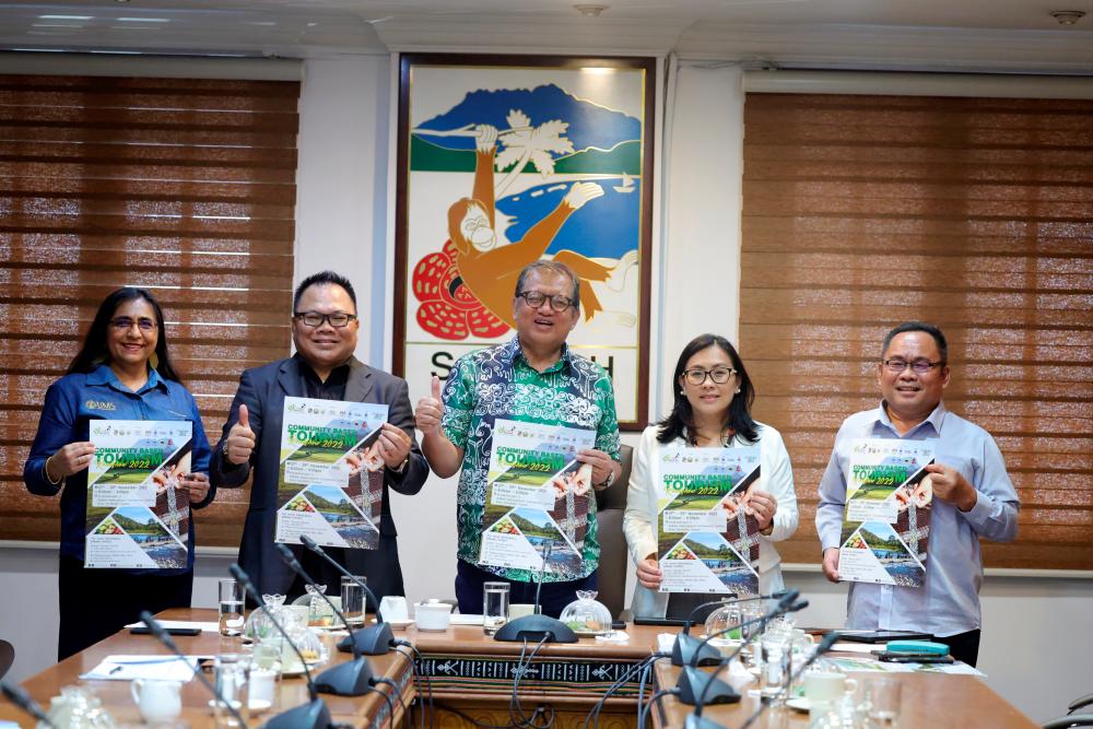 Pembantu Menteri Pelancongan, Kebudayaan dan Alam Sekitar merangkap Pengerusi Lembaga Pelancongan Sabah Datuk Joniston Bangkuai (tengah) menunjukkan risalah mengenai Community Based Tourism (CoBT) Roadshow 2022 selepas mengadakan sidang media di pejabat Lembaga Pelancongan Sabah hari ini/BERNAMAPix
