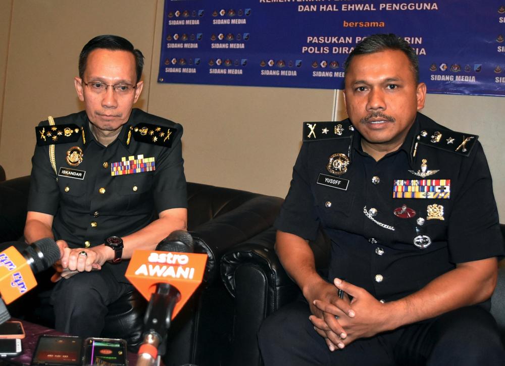 KPDNHEP Enforcement Division director Datuk Iskandar Halim Sulaiman (L) with PPM commander SAC Mohd Yusoff Mamat at a press conference after the Bilateral Meeting between KPDNHEP and PPM in Tawau on Sept 7, 2019. - Bernama