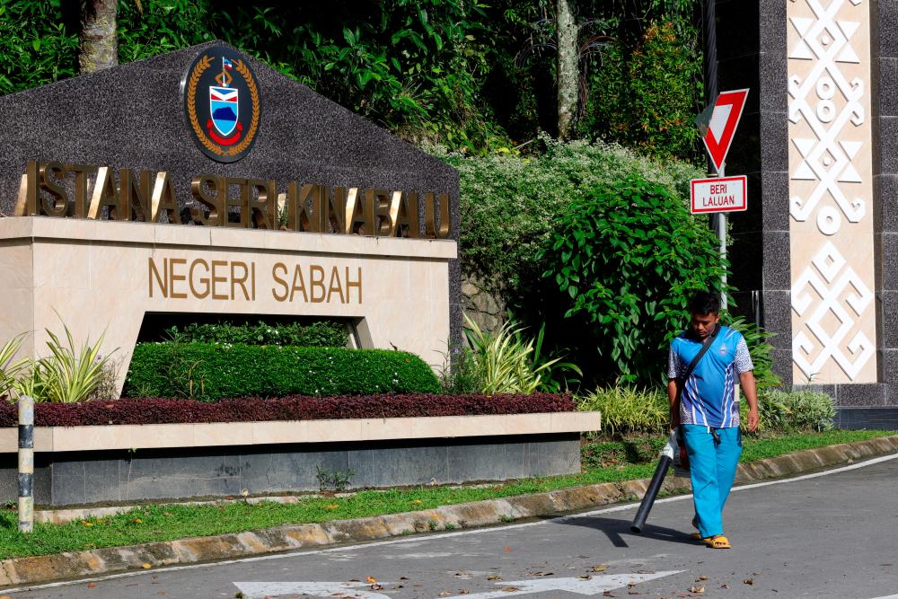 KOTA KINABALU, 8 Jan -- Seorang petugas istana membersihkan di kawasan pintu Istana Seri Kinabalu hari ini. fotoBERNAMA