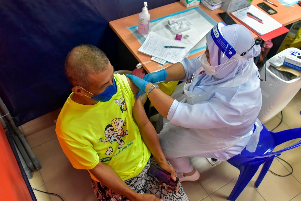 LABUAN, Dec 8 -- A healthcare personnel administering the COVID-19 vaccine to a recipient at the vaccine centre (PPV) in the Membedai Health Clinic today.Labuan booster vaccination runs progressively. BERNAMApix