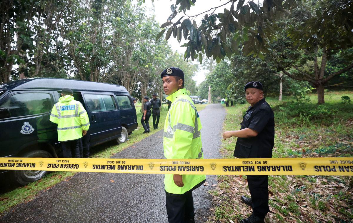 Anggota polis mengawal kawasan Tanah Perkuburan Islam Tanjung Ubi Kampung Masapol Sipitang tempat Zara Qairina Mahathir, 13, dikebumikan -BERNAMA