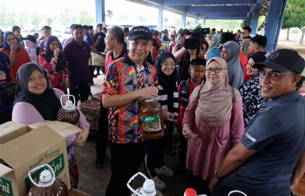 Domestic Trade and Cost of Living Minister, Datuk Armizan Mohd Ali during Rahmah MADANI Sales Program session at the Sabah Brigade Headquarters of the Kinarut General Operations Force (PGA) today. - BERNAMApix