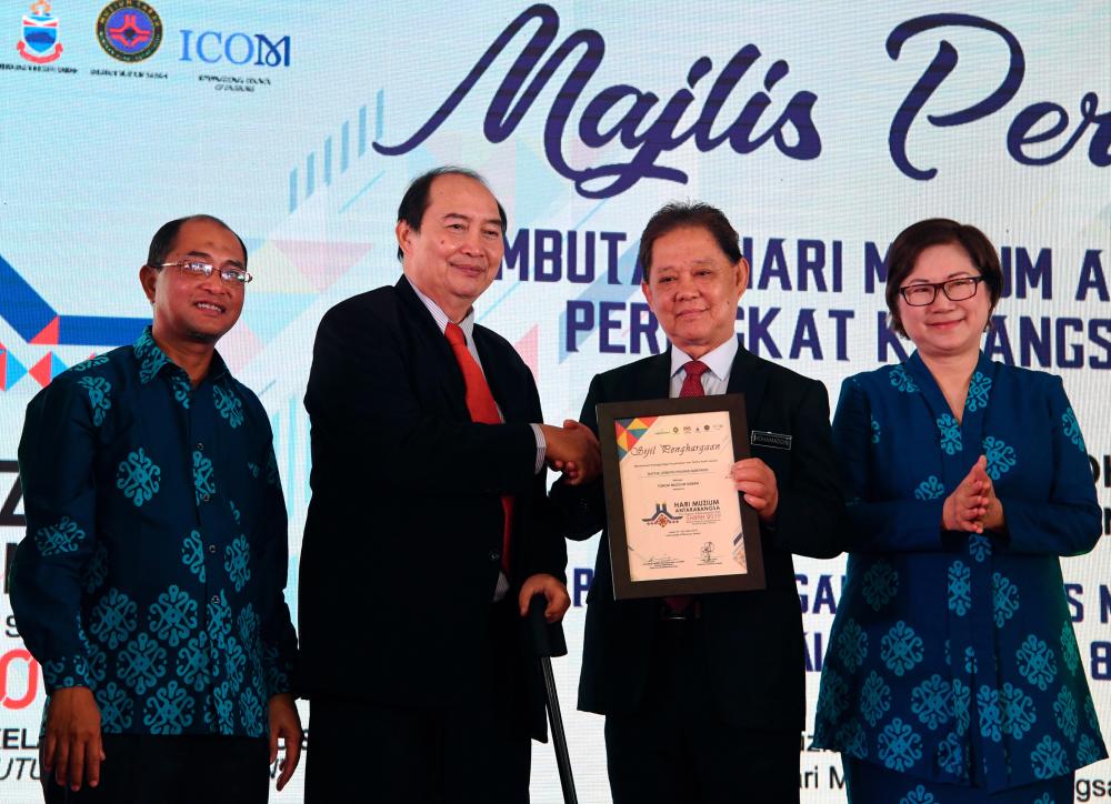Tourism, Arts and Culture Minister, Datuk Mohamaddin Ketapi (2nd from R) presented the Sabah State Refugees Award to Datuk Joseph Guntavid (2nd from L) at the opening of the International Museum Day 23rd national celebration at the Sabah Museum Complex here. - Bernama