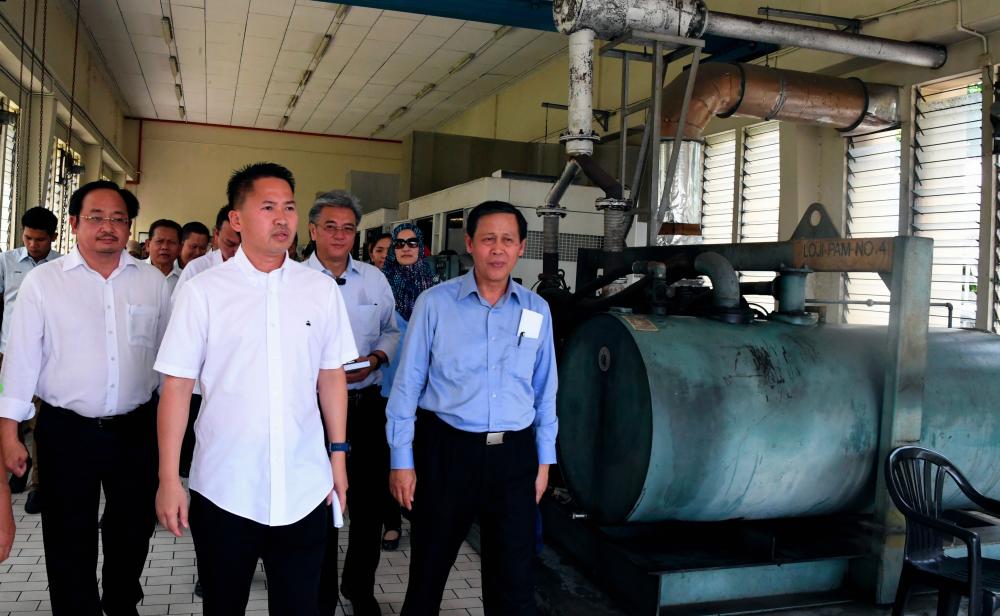 Sabah Infrastructure Development Minister Datuk Peter Anthony (2nd from L) accompanied by Kota Kinabalu City Mayor Datuk Nordin Siman (R) during a visit to the pump station in Likas, Kota Kinabalu yesterday. - Bernama
