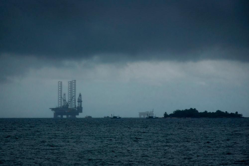 LABUAN, 17 Okt -- Cuaca mendung dan hujan berterusan sejak awal pagi tadi melanda kawasan pelabuhan dan perairan Laut China Selatan hari ini. fotoBERNAMA