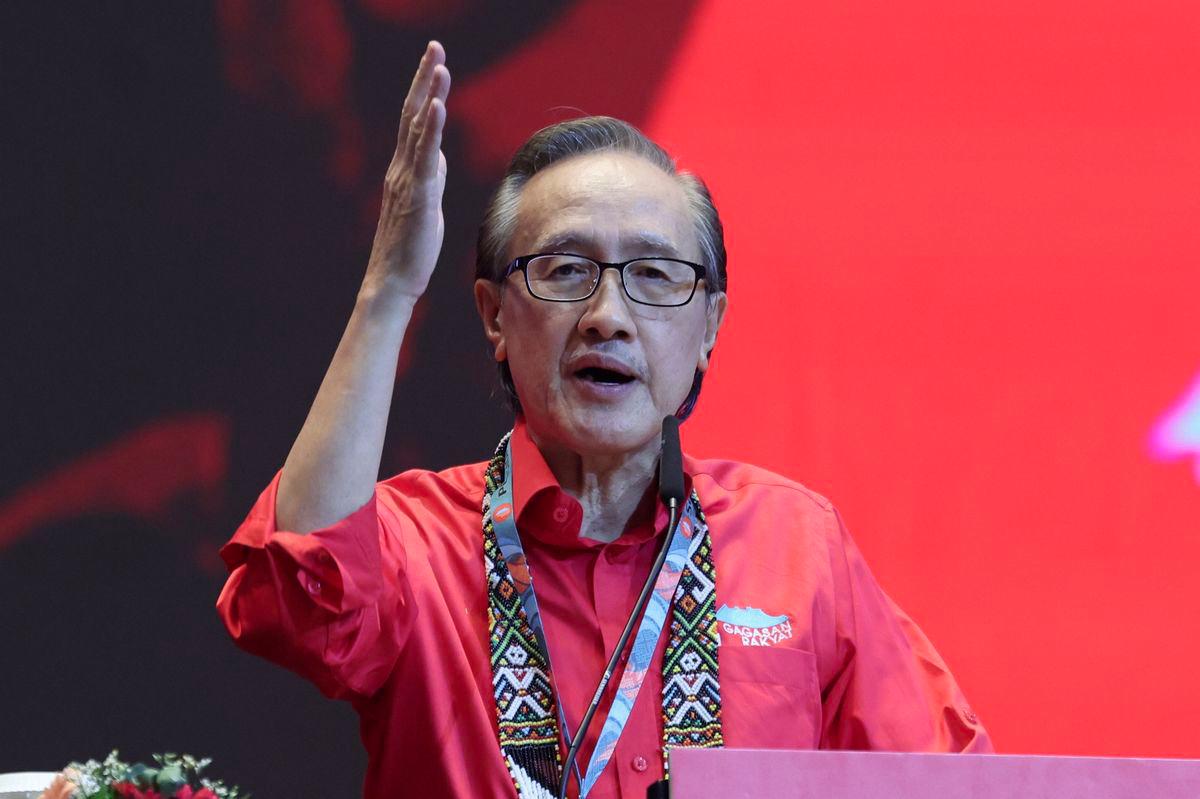 Timbalan Presiden Parti Gagasan Rakyat Sabah (Gagasan Rakyat) Datuk Seri Masidi Manjun menyampaikan ucapan pada Majlis Perasmian Serentak Persidangan Agung Tahunan Sayap Gagasan Rakyat di Pusat Konvensyen Antarabangsa Sabah (SICC) hari ini.- fotoBERNAMA