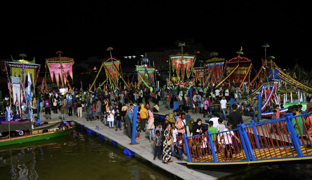 The crowd flooded Lepa Regatta Square to witness Sangom Maglami-Lami and Lepa Queen Election Competition, on April 27, 2019. — Bernama