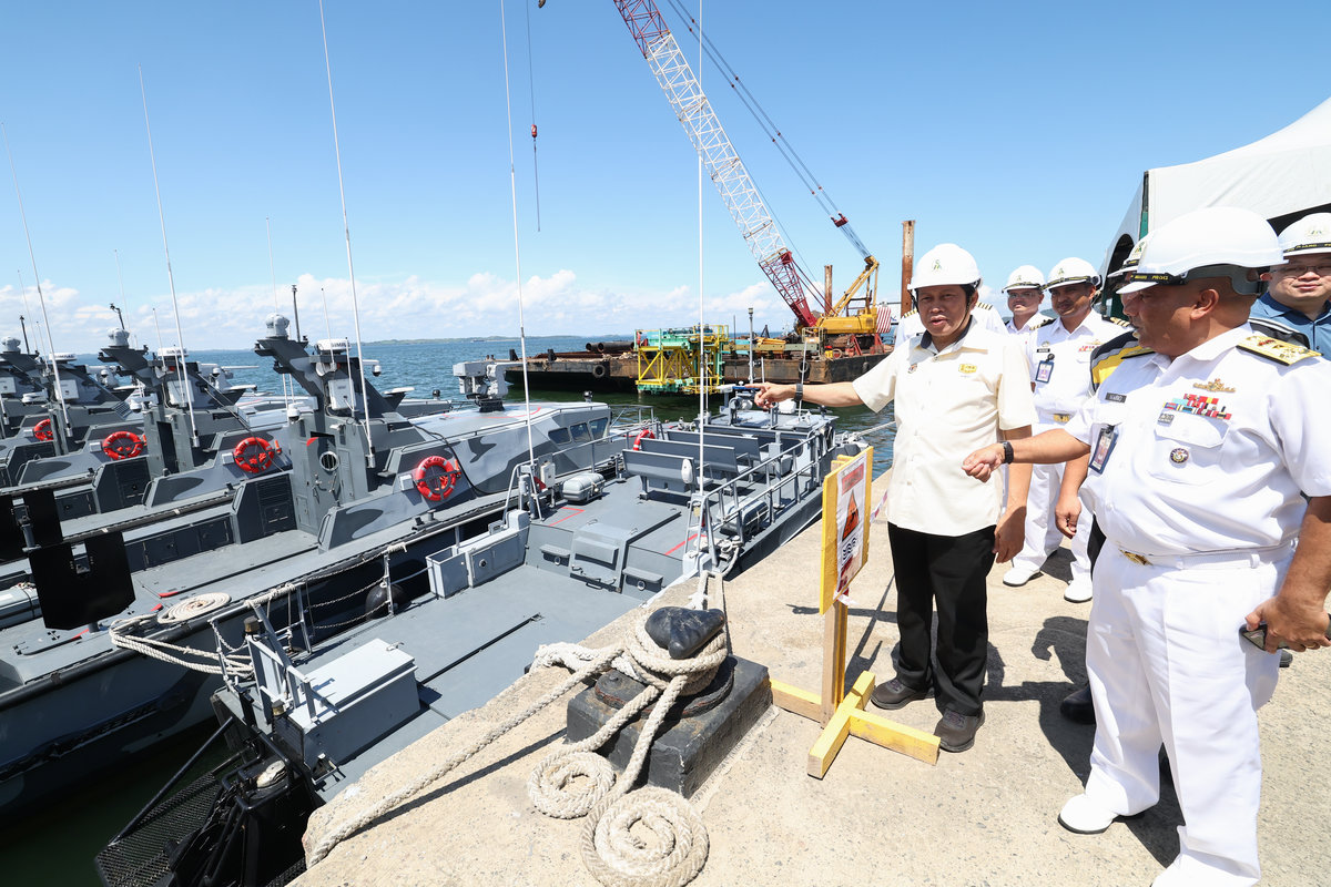 Deputy Minister of Works, Datuk Seri Ahmad Maslan (left), listens to a briefing on the construction of the Marwilla 2 jetty by Deputy Commander of Naval Region 2, First Admiral Ivan Mario Andrew (right), during a visit to the jetty construction project today. – BERNAMA