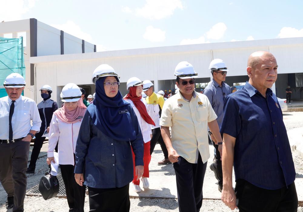 PAPAR, April 8 -- Health Minister Dr Zaliha Mustafa (third, left) visited the Papar Hospital upgrade project site today. BERNAMAPIX