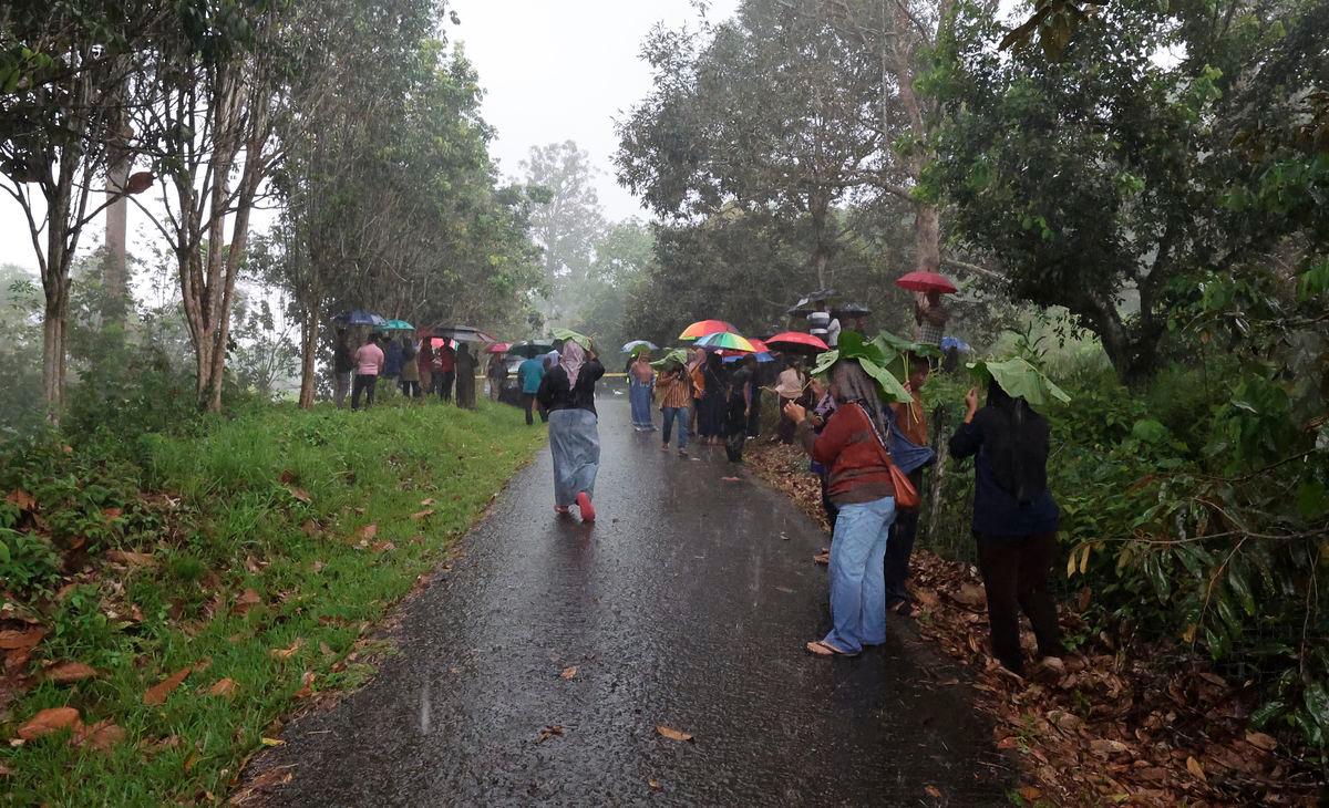 Orang ramai termasuk media massa dan sanak saudara Zara Qairina berkumpul di kawasan Tanah Perkuburan Islam Tanjung Ubi Kampung Masapol Sipitang tempat Zara Qairina Mahathir, 13, dikebumikan -BERNAMA