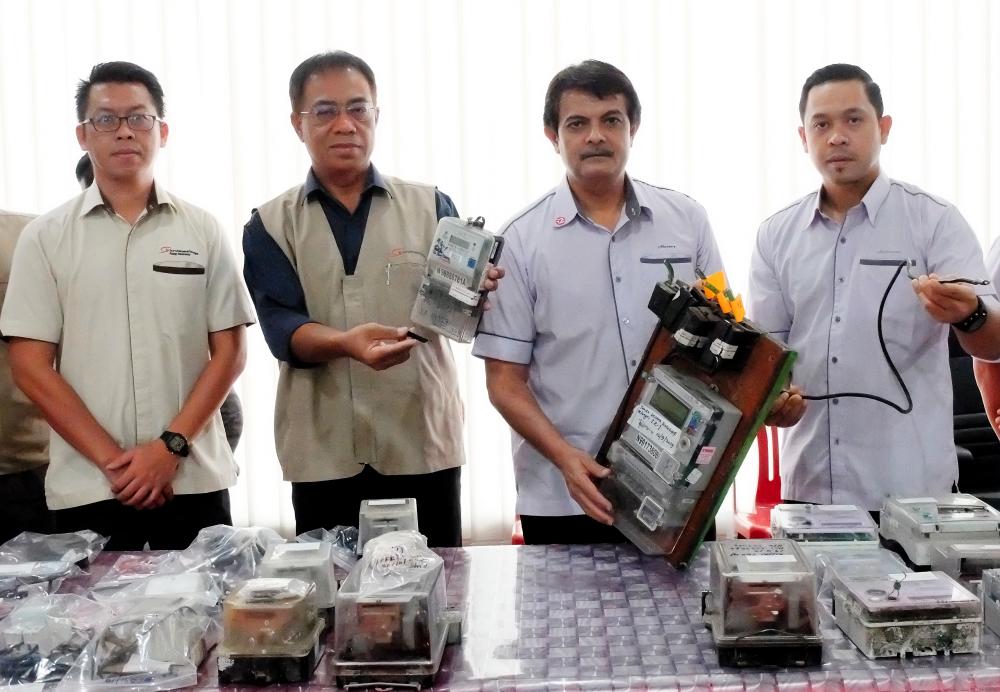 Energy Commission deputy director (Development and Enforcement Coordination) Ir. Shafei Mohamed (second from left) showing confiscated items taken during the raid in a press conference in SESB buiding today. — Bernama
