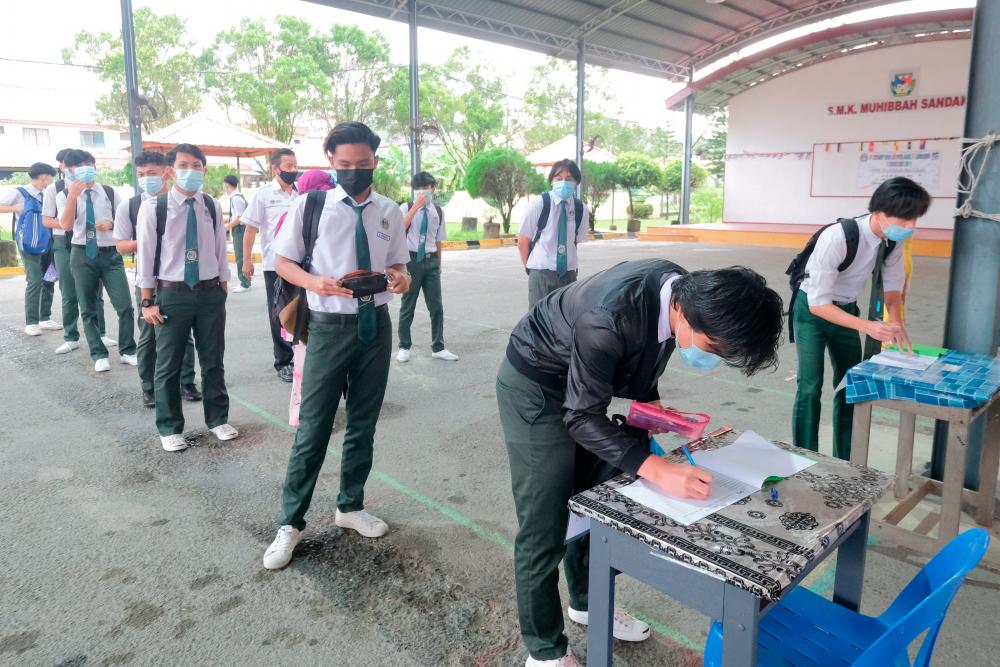 Form 5 students at Sekolah Menengah Kebangsaan Muhibbah Sandakan going through the standard operating procedure -- fotoBERNAMA (2021) Copyrights Reserved.