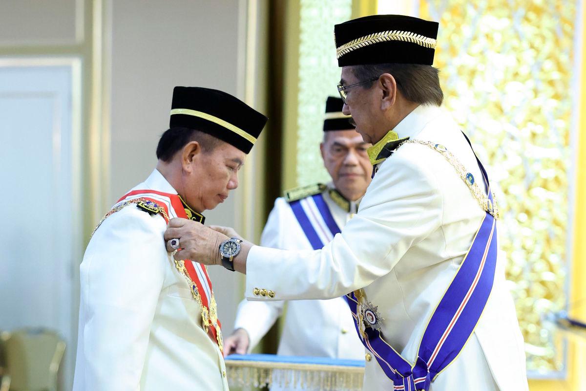 Yang Dipertua Negeri Sabah Tun Musa Aman mengurniakan darjah kebesaran tertinggi Sabah, Seri Panglima Darjah Kinabalu (SPDK) membawa gelaran Datuk Seri Panglima kepada Menteri Pembangunan Luar Bandar Sabah Datuk Seri Panglima Jahid Jahim pada Istiadat Pengurniaan Darjah Kebesaran, Bintang, dan Pingat Kehormat Negeri Sabah 2025 sempena Sambutan Ulang Tahun Kelahiran Rasmi ke-74 Yang Dipertua Negeri Sabah di Istana Seri Kinabalu hari ini - BERNAMA