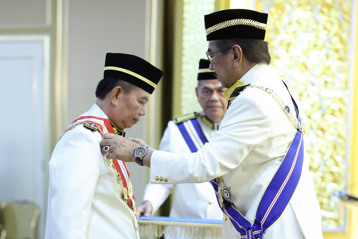 Yang Dipertua Negeri Tun Musa Aman conferred the highest state award of Sabah, the Seri Panglima Darjah Kinabalu (SPDK), which carries the title “Datuk Seri Panglima,“ on the Sabah Minister of Rural Development, Datuk Seri Panglima Jahid Jahim today. - BERNAMA